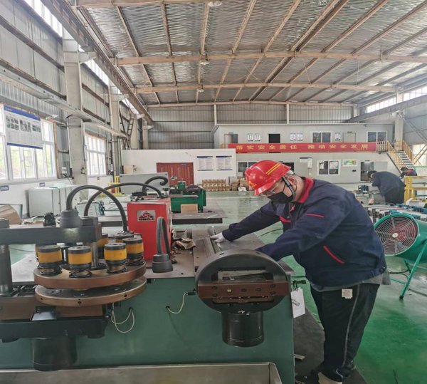 電控設(shè)備廠開(kāi)足馬力掀起生產(chǎn)熱潮  電控設(shè)備廠開(kāi)足馬力掀起生產(chǎn)熱潮